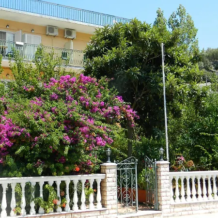 Logara's Aparthotel Agia Efimia